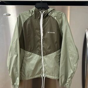Columbia woman wind breaker